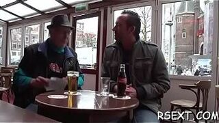 Горячая проститутка с большими силиконовыми грудями делает горячий минет - порно видео