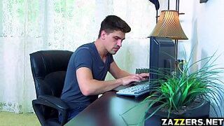 Паркер Суэйзи делает минет с Брюсом Венчуром - порно видео