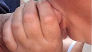 Шведская милфа сосет член на улице в любительском видео - порно видео