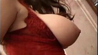 Сучка с большими сиськами !!! - порно видео