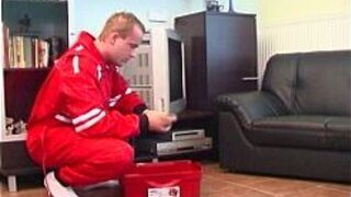 Ремонтник ТВ соблазнил грудастую возбужденную бабушку-блондинку - порно видео