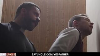 Исповедь: Бенджамин Блю глубоко заглатывает священнику - порно видео