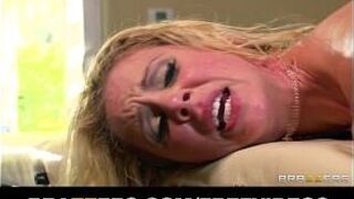 Грудастая милфа-блондинка получает маслянистый массаж, который превращается в потный секс - порно видео