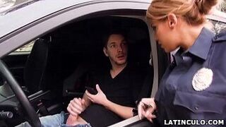 Офицер-латина застукал парня, который дрочил в его машине! - Мерседес Каррера - порно видео