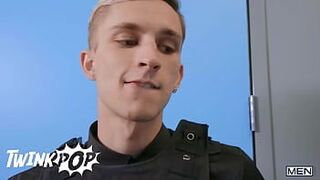 Габриэль Кларк просыпается возбужденным в больнице и решает просверлить сладкую тугую попку Тео Брэйди - ТВИНК-ПОП - порно видео