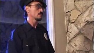 Полицейский дает девушке-подростку свою большую палку - порно видео