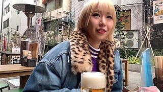 Девушка с большой грудью в красном нижнем белье! Она много сквиртует! Она трясет бедрами в позе наездницы и вытаскивает свой член, но ее заливает сперма! - порно видео