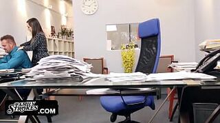 Бэмби Брукс сосет отчиму - порно видео