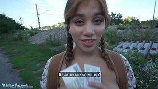 Публичный агент, горячую воровку Марину Голд трахнули в лесу - порно видео