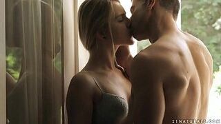 Невероятная красотка Алесия Фокс наслаждается чувственным сексом на террасе - порно видео