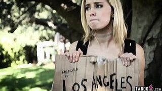 Члены группы трахают в двойную киску сбежавшую юную блондинку - порно видео