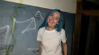 Взрослая волосатая киска сосет в заброшенной башне - порно видео