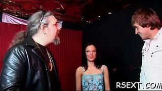 Старик гуляет по кварталу красных фонарей в Амстердаме - порно видео