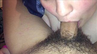 Эмили с большими сиськами сосет огромный волосатый каменный твердый член, заставляя его кончить ей в рот и глотая все это - порно видео