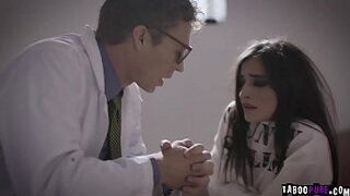 Миниатюрная пациентка-психопат Эмили Уиллис была поймана врачами, когда мастурбировала ее киску, и решила пометить ее и просверлить ее дырочки. - порно видео