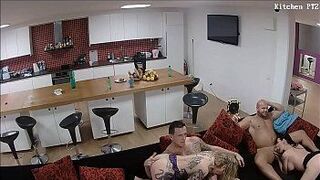 Хотите верьте, хотите нет, этим хуям нужно сосать вчетвером - порно видео