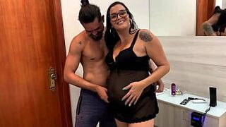 Они без жалости трахнули непослушную беременную женщину - порно видео