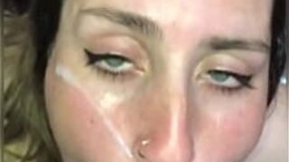 Я сделала ему восхитительный массаж, а в итоге трахнула его повсюду, а он вылил на меня всю сперму - порно видео