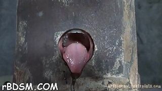 Зажатый милашка получает крючок в ее анал с игрушкой т. - порно видео