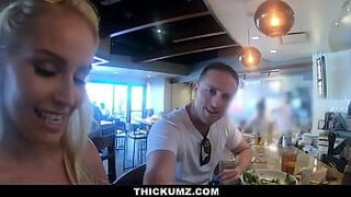 Блондинка с толстой задницей трахает чувака, которого она только что встретила в гостиничном номере - порно видео