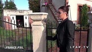 Эта французская милфа в нижнем белье выебана в задницу таксистом - порно видео