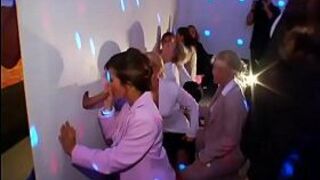 Дикий и непристойный клуб, ублажающий очаровательных красоток - порно видео