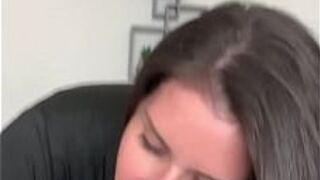 Сексуальная жена делает минет - порно видео