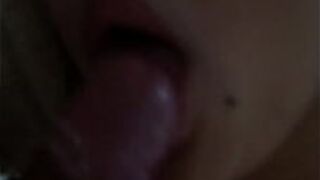 Азиатская девушка сосет покрытый смегмой член - порно видео